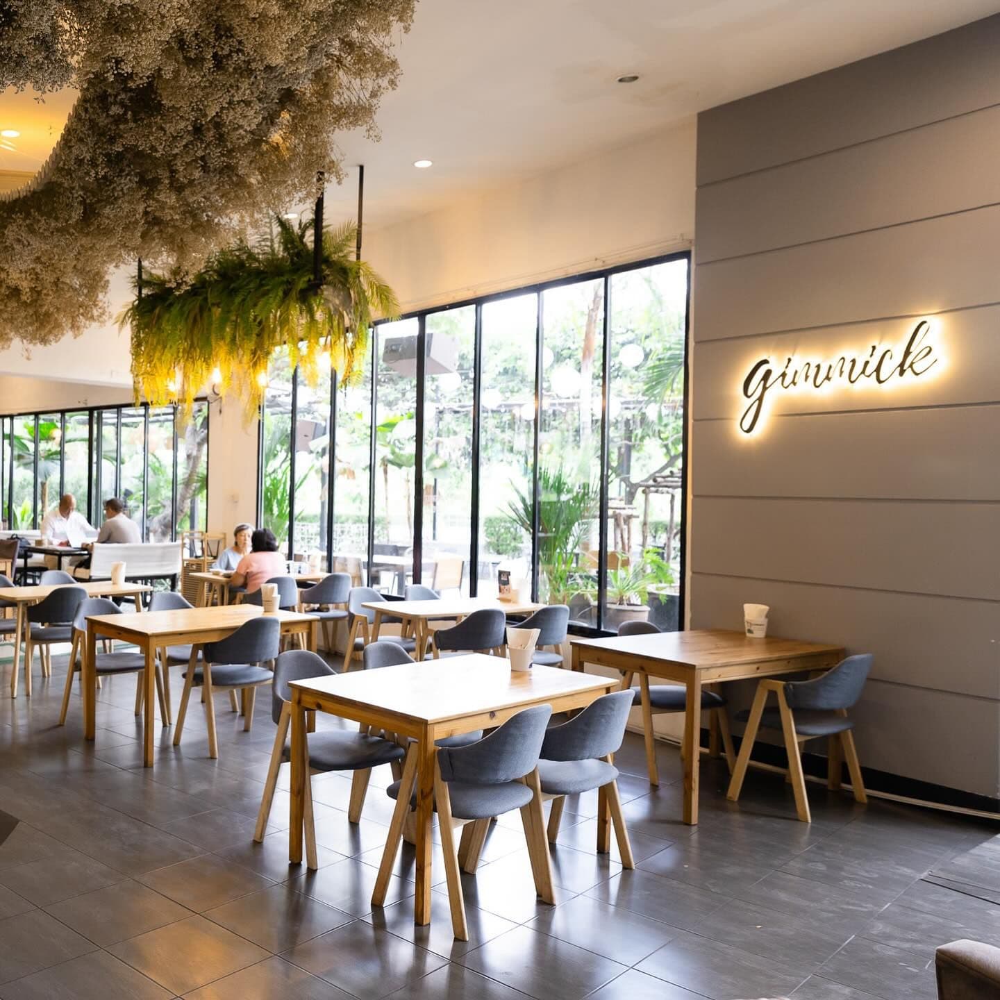 Gimmick Cafe & Restaurant image 2