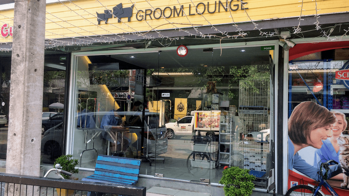 GROOM LOUNGE