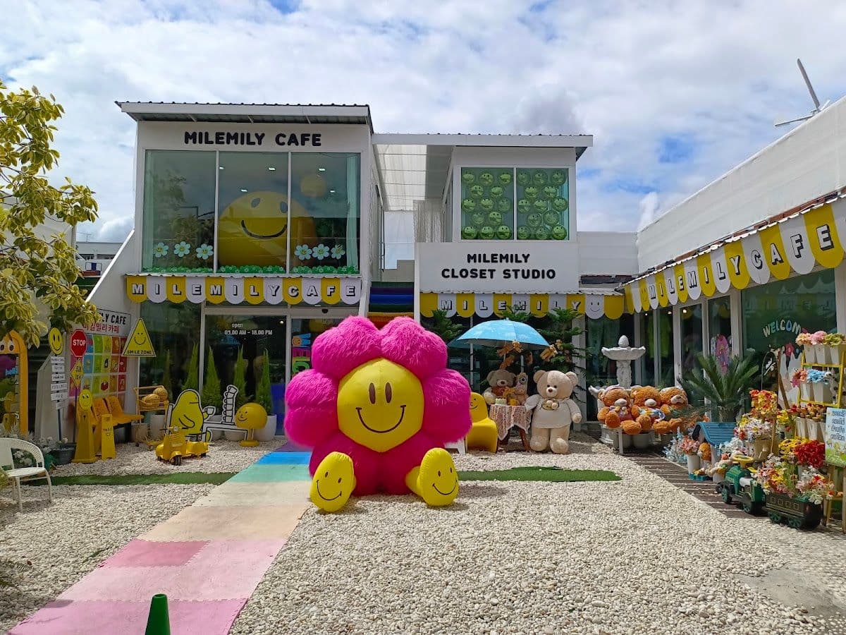 Milemily Cafe & Closet Studio