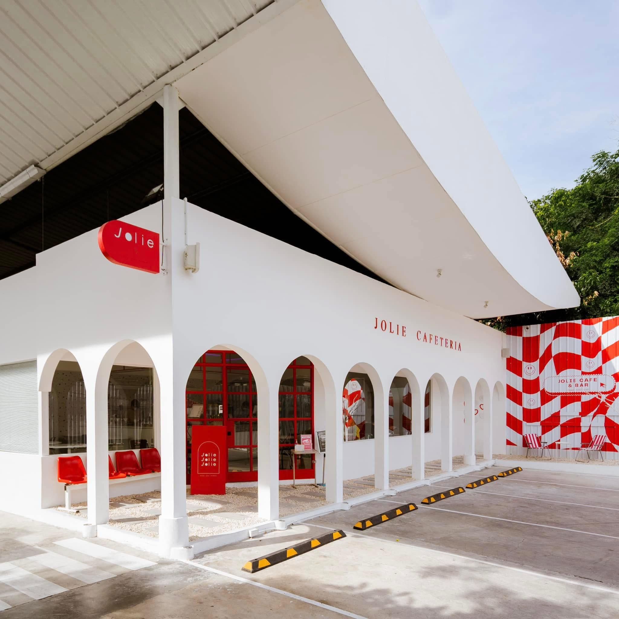 Jolie cafe & bar
