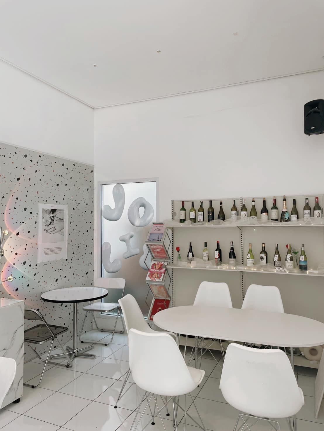 Jolie cafe & bar gallery 7