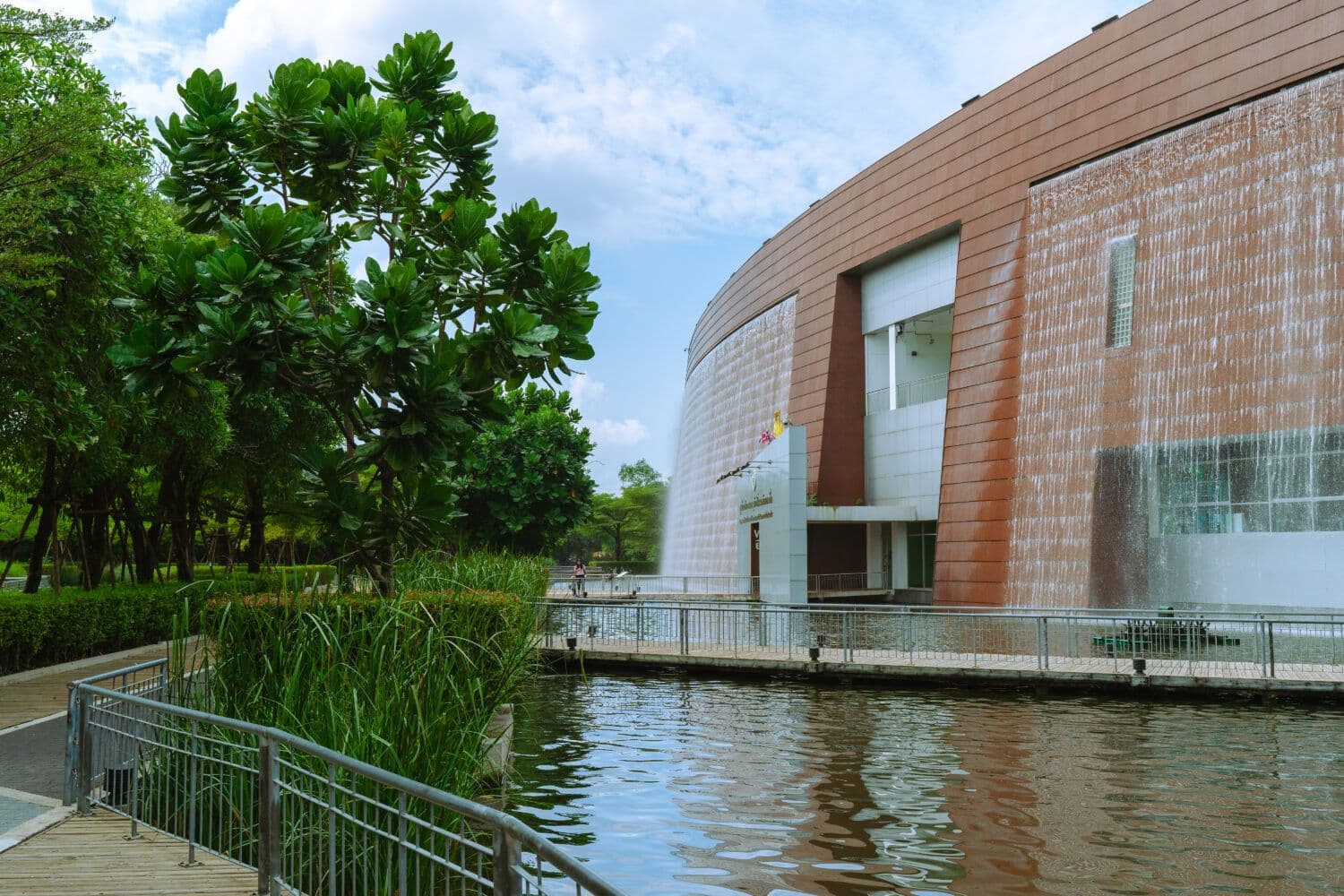 Wachirabenchathat Park (Rot Fai Park)